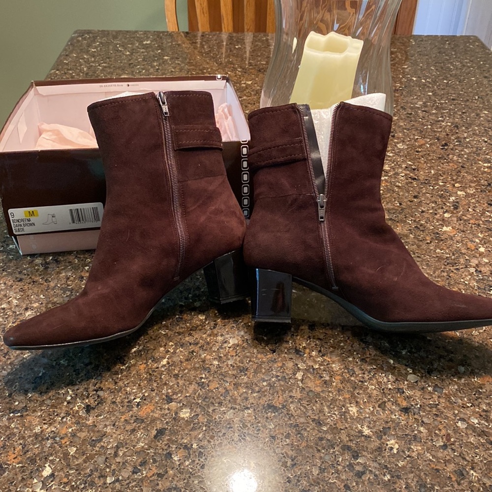 Brown suede boots - Picture 5 of 7